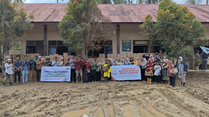 Truck Sebar Quran Sampai di Titik Kumpul Kedua! Bantuan Pasca Bencana Didistribusikan di Pondok Pesantren Darul Mukhlisin, Aceh Tamiang